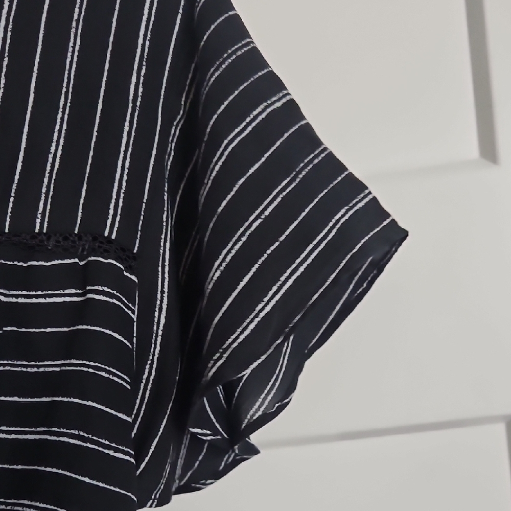 Ava & Viv Women's 1X Black White Striped Short Sleeve Blouse Plus Size - Picture 4 of 5